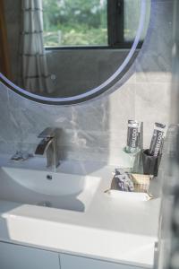 een badkamer met een wastafel en een spiegel bij 雲上 Villa in Hengchun