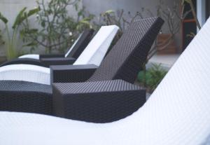 twee zwart-witte stoelen naast elkaar bij 雲上 Villa in Hengchun