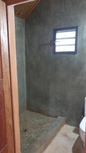 ein Bad mit einem WC und einem Fenster in der Unterkunft Les Citronniers in Sainte Marie