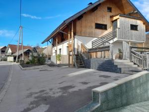ein großes Holzgebäude mit einer Rampe davor in der Unterkunft Marovt App in Bled