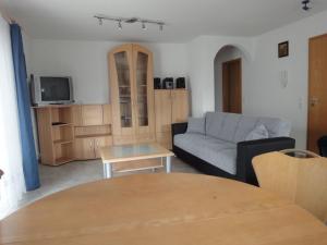 ein Wohnzimmer mit einem Sofa und einem Tisch in der Unterkunft Haus Eichhölzle in Bichishausen