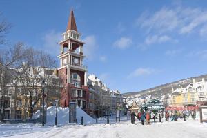 Huge condo in front of Tremblant ski resort tokom zime