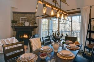 Fotografie z fotogalerie ubytování Huge condo in front of Tremblant ski resort v destinaci Mont-Tremblant + 39 fotografií