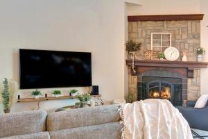 TV a/nebo společenská místnost v ubytování Huge condo in front of Tremblant ski resort