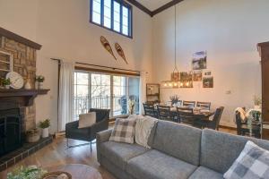 Posezení v ubytování Huge condo in front of Tremblant ski resort