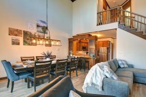 een woonkamer met een bank en een eetkamer bij Huge condo in front of Tremblant ski resort in Mont-Tremblant