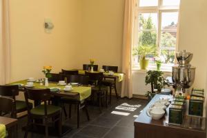 a restaurant with tables and chairs and a window at Bahnhofsquartier Bad Wilsnack in Bad Wilsnack