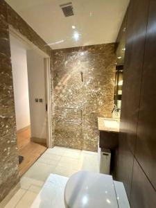 a bathroom with a toilet and a sink and a shower at Studioflat Chelsea Imperial Warf in London