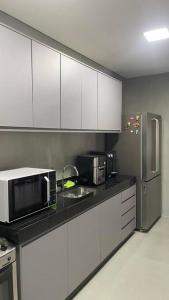 Apartamento 3 quartos - completo - próximo ao Inhotim廚房或簡易廚房