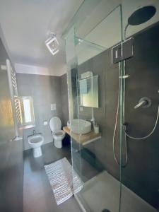 ナポリにあるLa casettaのバスルーム(ガラス張りのシャワー、トイレ付)