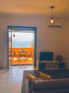 een woonkamer met een bank en uitzicht op de oceaan bij La casetta in Napels