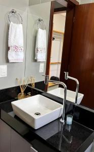 馬留坎普斯的住宿－Apartamento 3 quartos - completo - próximo ao Inhotim，浴室的柜台设有水槽和镜子