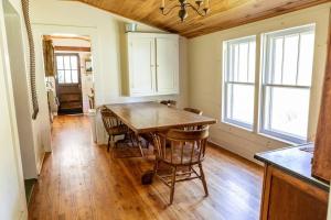 - une salle à manger avec une table et des chaises en bois dans l'établissement Private Rustic Farmhouse - 105 Quiet Acres, à Trade