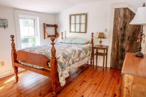 - une chambre avec un lit et du parquet dans l'établissement Private Rustic Farmhouse - 105 Quiet Acres, à Trade
