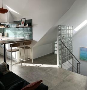 een woonkamer met een tafel en een trap bij Willa Powaga in Łeba