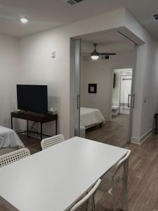 uma sala de estar com uma mesa branca e um espelho em Cozy Studio Sunset FREE parking and WIFI em Los Angeles