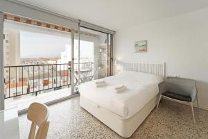 a bedroom with a bed and a large window at WELCS ESTUDIO 120 EMP cerca del mar in Empuriabrava
