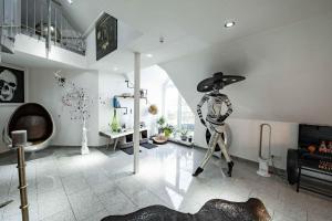 Zimmer mit einer Puppe, die einen Skelettanzug und Hut trägt in der Unterkunft Loftwohnung 270 qm mit Fitnesstudio in Haslach