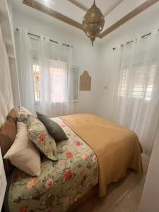 Un dormitorio con una cama con almohadas. en Casa Riad Amor Marrakech en Lo Pagan en San Pedro del Pinatar