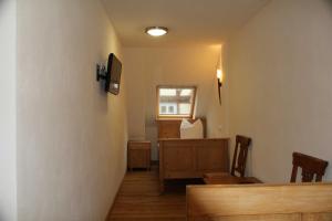 a hallway with a desk and a window in a room at Fachwerk-Hotel Eisenbart in Hannoversch Münden