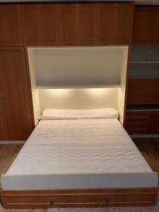 Una cama en un armario con un colchón blanco. en Ferienwohnung in Oberstdorf mit wundervollem Bergpanorama, en Oberstdorf