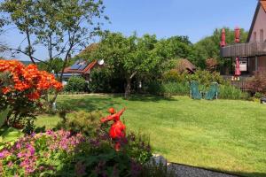 eine rote Statue inmitten eines Gartens in der Unterkunft Annehill Ferienwohnungen am Wittenborn in Hannoversch Münden