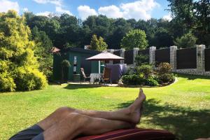 eine Person, die auf dem Rasen auf einem Hof liegt in der Unterkunft Annehill Ferienwohnungen am Wittenborn in Hannoversch Münden