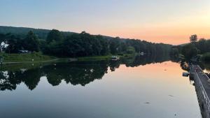 - une vue sur la rivière au coucher du soleil dans l'établissement Gästehaus Bonaforth, à Hann. Münden