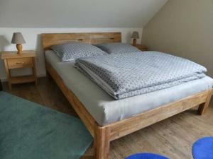 1 dormitorio con 1 cama grande con marco de madera en Ferienwohnung Bramwaldblick mit 2 Schlafzimmern en Hannoversch Münden
