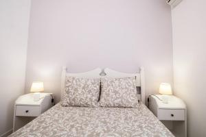 - une chambre avec un lit blanc et 2 tables de chevet dans l'établissement Altura Beach & Village Escape, à Altura