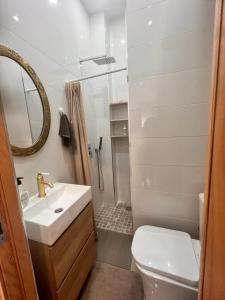 uma casa de banho com um chuveiro, um lavatório e um WC. em Casa Riad Amor Marrakech en Lo Pagan em San Pedro del Pinatar