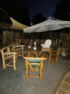 un grupo de sillas y una mesa con sombrilla en Haus am Vogelsang, en Hannoversch Münden