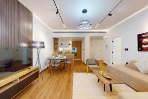 een woonkamer met een bank en een tafel bij Al Arta 3 - Vacationer in Dubai