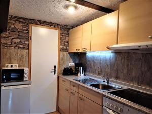 una cucina con lavandino e frigorifero bianco di Pension Altes Haus a Hannoversch Münden