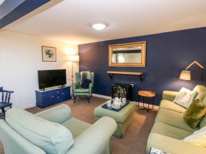 a living room with two couches and a tv at Ivy Cottage in Richmond
