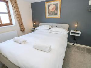 a bedroom with two beds with white pillows at Ivy Cottage in Richmond