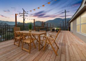 una terraza de madera con mesa y sillas de madera en 4 Miles to Sequoia NTL Park en Three Rivers