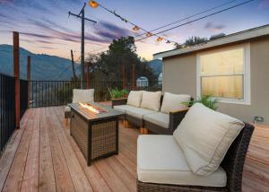 eine Terrasse mit einem Sofa und einem Tisch auf einer Terrasse in der Unterkunft 4 Miles to Sequoia NTL Park in Three Rivers