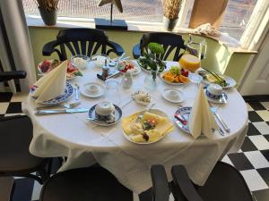 una mesa blanca con platos de comida. en Villa Seestern, en Juist