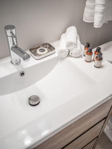 - un lavabo blanc dans la salle de bains avec des serviettes dans l'établissement New Construction New Furnishings Luxury Unit, à Evansville