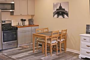 uma cozinha com mesa e cadeiras e a torre Eiffel em Enchanting suite nestled in quaint Santa Clarita em Santa Clarita