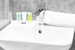 łazienka z umywalką i kranem w obiekcie New Luxury Apartment - Parking - Netflix - Wifi - Apt 49G w mieście Sleightholme