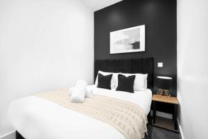 Un pat sau paturi într-o cameră la New Luxury Apartment - Parking - Netflix - Wifi - Apt 49G