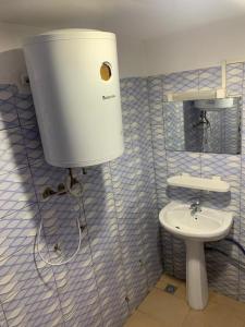 La salle de bains est pourvue de toilettes et d'un lavabo. dans l'établissement Timba belleVilla, à Cotonou