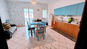 a kitchen and dining room with a table and chairs at La Casa Del Viale in Solarino