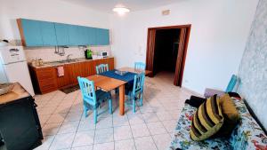 a kitchen and dining room with a table and chairs at La Casa Del Viale in Solarino
