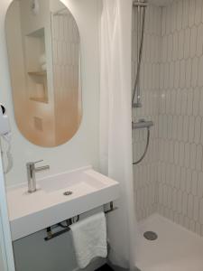 Koupelna v ubytování Appart'Hôtel Lauréades Clermont-Ferrand Centre Jaude + 29 fotografií