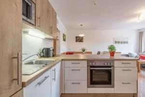 Kuchyň nebo kuchyňský kout v ubytování Arlitscherhof Ferienwohnungen und Chalets