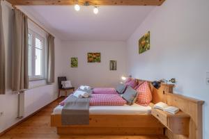 Postel nebo postele na pokoji v ubytování Arlitscherhof Ferienwohnungen und Chalets