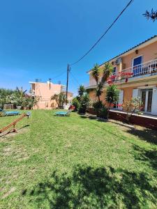 a yard in front of a house with a large yard sidx sidx sidx at Two Brothers Apartments Tsilivi in Planos